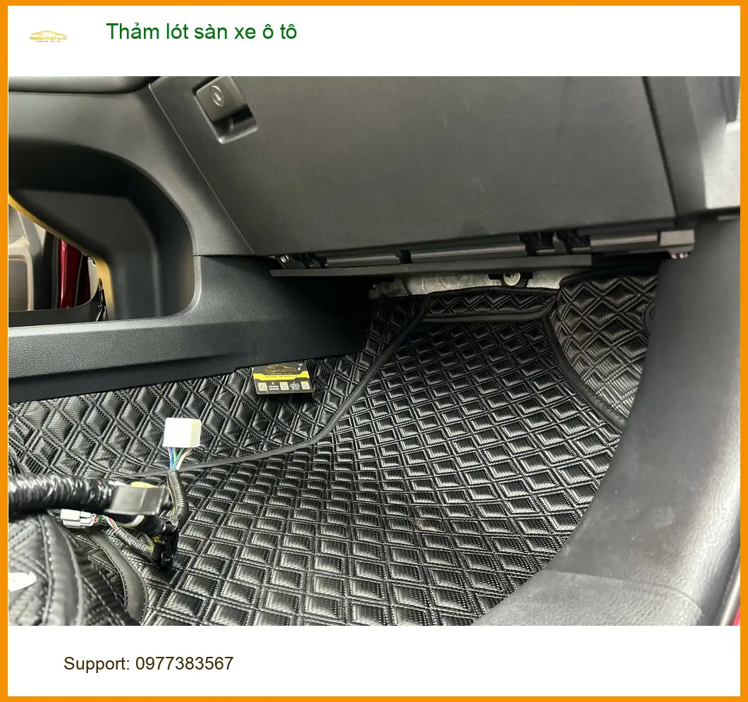 Cô Thảo thay thảm lót sàn xe ô tô Hyundai Accent tại Quận 9 giữ xe sạch bền