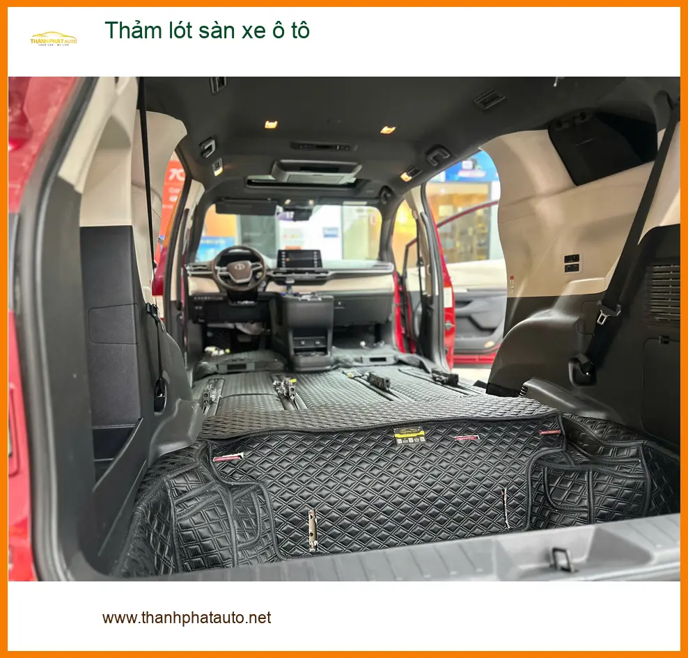 Chị Thảo lắp thảm lót sàn ô tô Honda CRV tại Cần Giờ giữ nội thất sạch đẹp