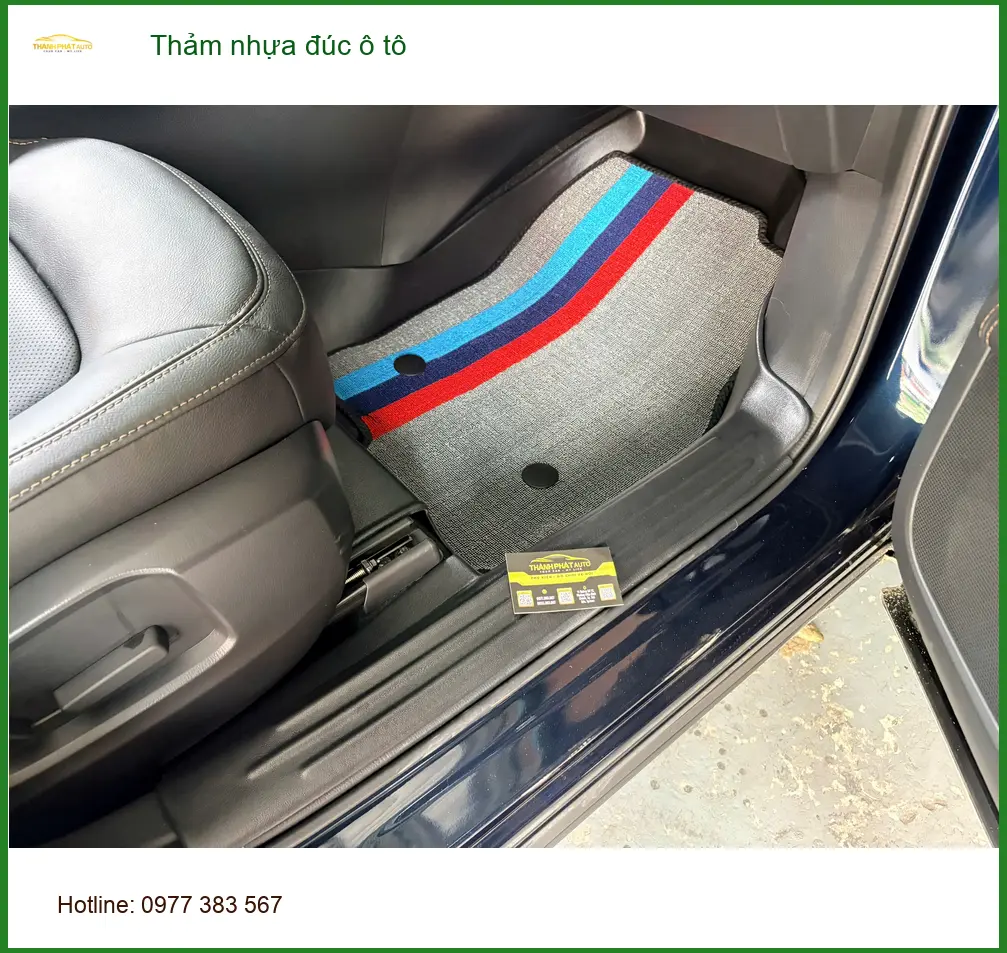 Chị Mai Hương lắp thảm nhựa đúc ô tô Kia Carnival ở Thủ Đức tiện vệ sinh