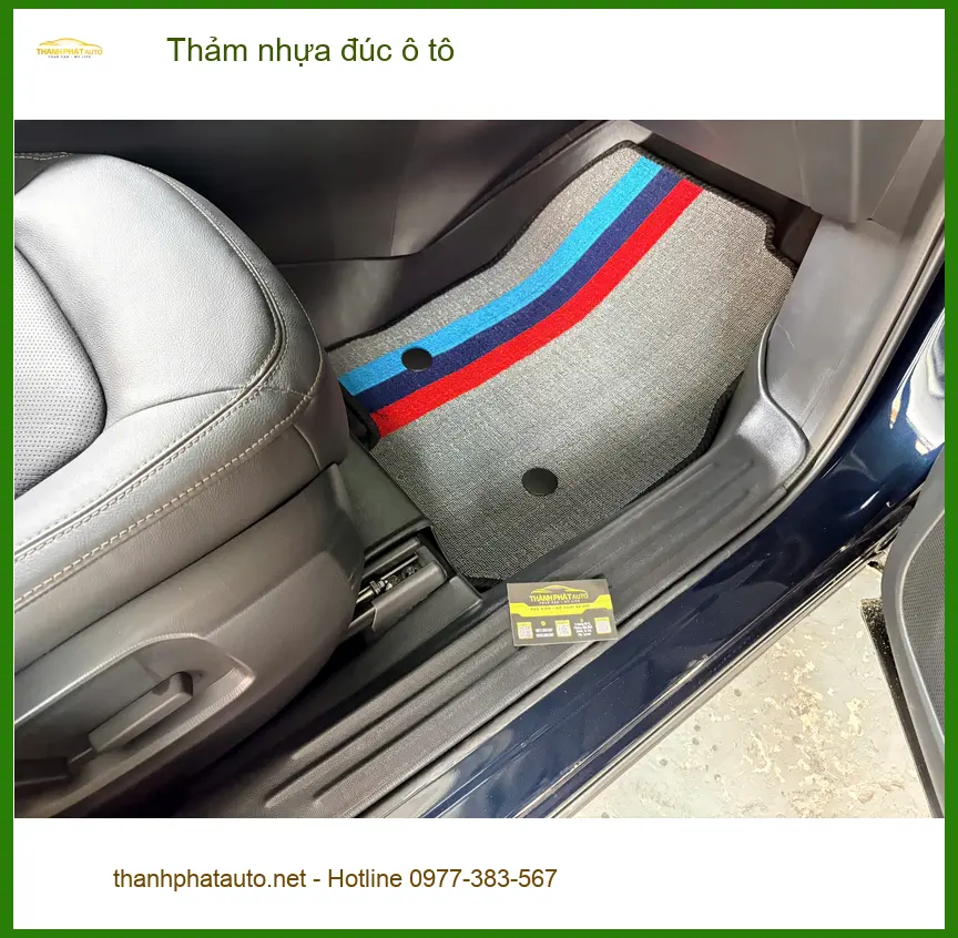 Chị Mai Hương lắp thảm nhựa đúc ô tô Kia Carnival ở Thủ Đức tiện vệ sinh ảnh thực tế 3