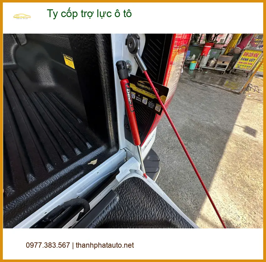 Anh Bách lắp ty cốp trợ lực ô tô cho Hyundai Santa Fe tại Hóc Môn