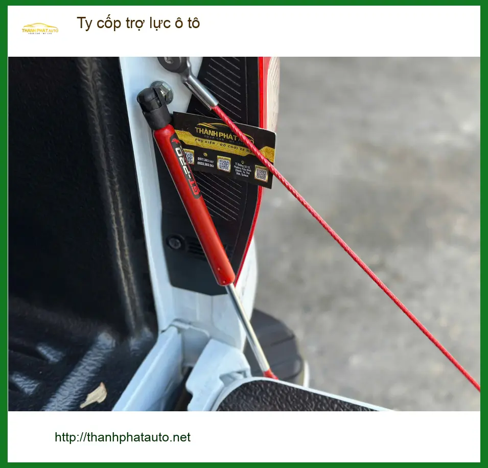 Anh Tùng lắp ty cốp trợ lực ô tô cho Hyundai Santa Fe tại Thủ Đức