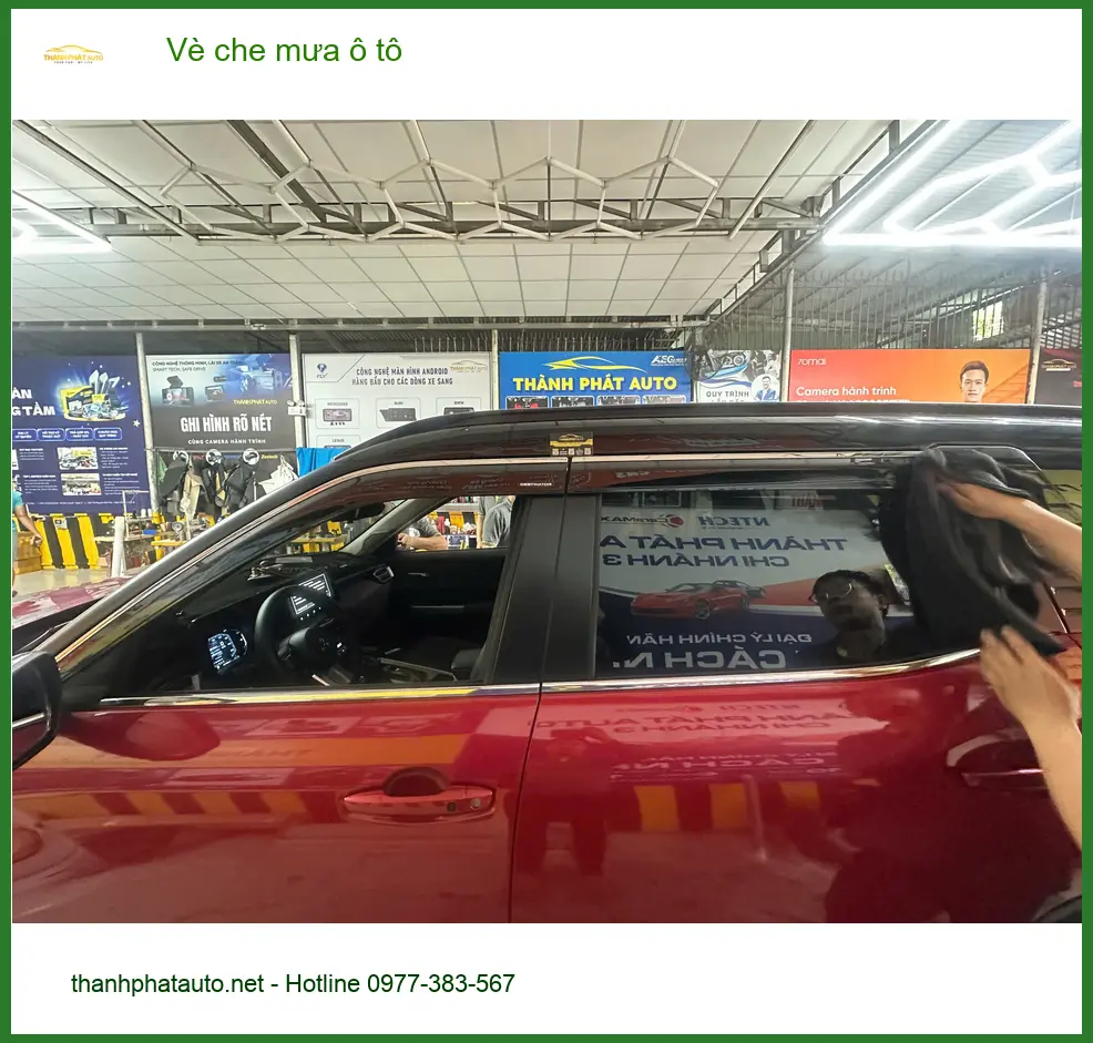 Anh Dũng lắp vè che mưa ô tô cho Toyota Veloz tại Quận 2 để tránh bắn nước khi mưa