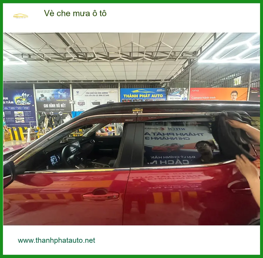 Anh Khang lắp vè che mưa ô tô cho Hyundai Santa Fe tại Quận 9 để tránh nước mưa