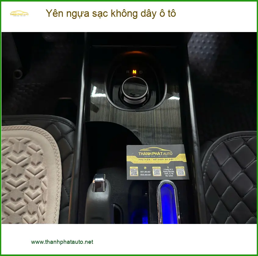 Chị Minh Thư lắp yên ngựa sạc không dây ô tô Hyundai Elantra ở Quận 3 tiện dụng
