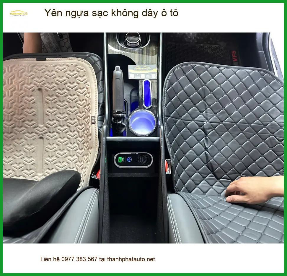 Chị Minh Thư lắp yên ngựa sạc không dây ô tô Hyundai Elantra ở Quận 3 tiện dụng ảnh thực tế 2