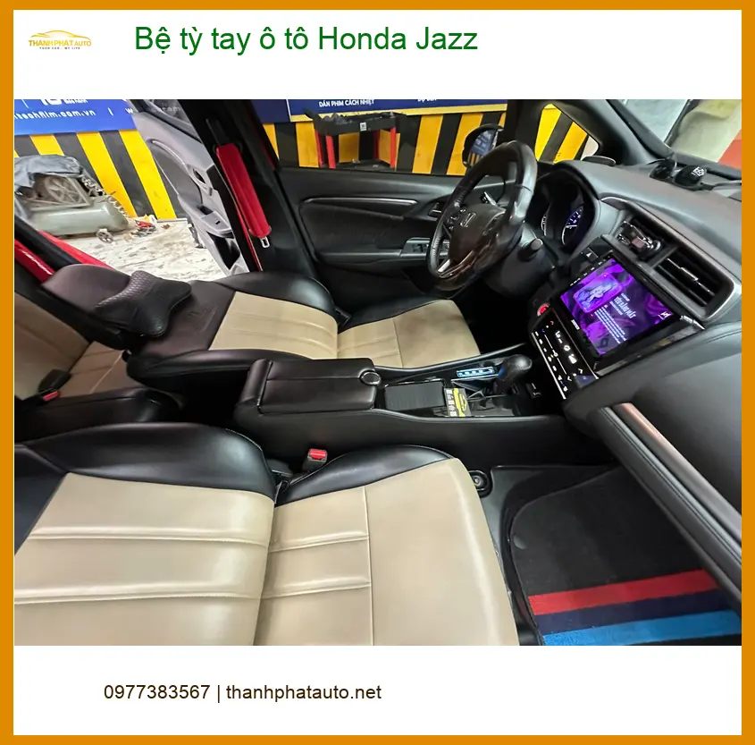 Anh Minh lắp Bệ tỳ tay ô tô Honda Jazz Quận 12 để đỡ mỏi tay khi lái xe đường dài ảnh thực tế 4