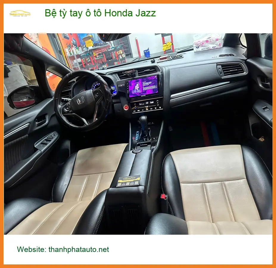 Anh Minh lắp Bệ tỳ tay ô tô Honda Jazz Quận 12 để đỡ mỏi tay khi lái xe đường dài ảnh thực tế 5