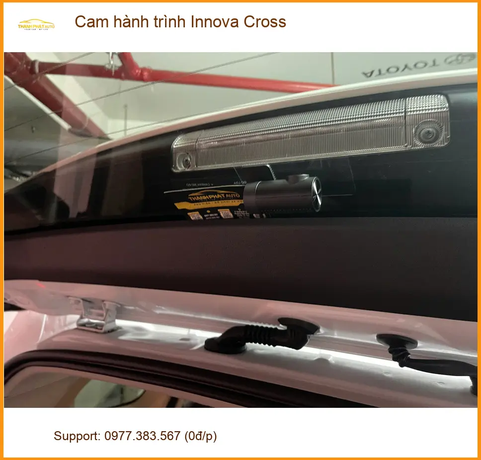 Anh Đạt lắp cam hành trình Innova Cross chính hãng để an tâm lái xe ở Quận 9 ảnh thực tế 2