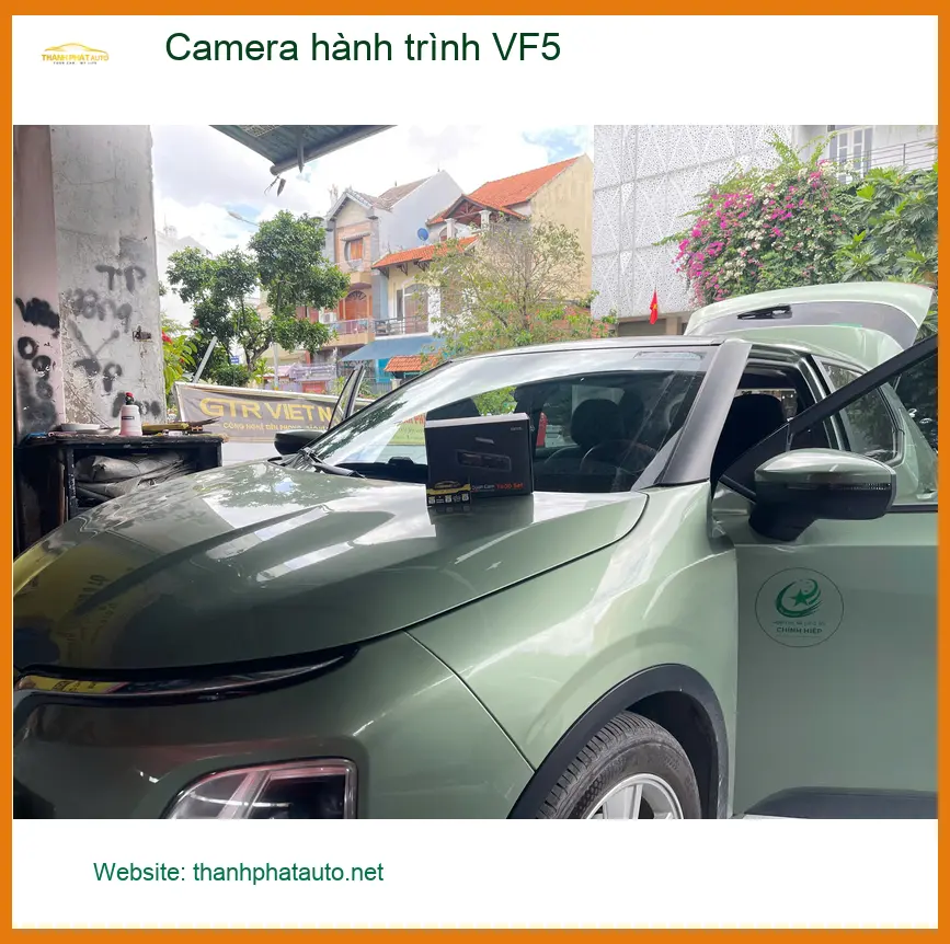 Chị Thanh Thảo lắp Camera hành trình VF5 tại Quận 9 để ghi lại hành trình an toàn