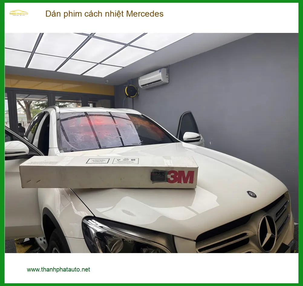 Anh Khang dán phim cách nhiệt Mercedes C200 tại Quận 9 chống nóng cấp tốc