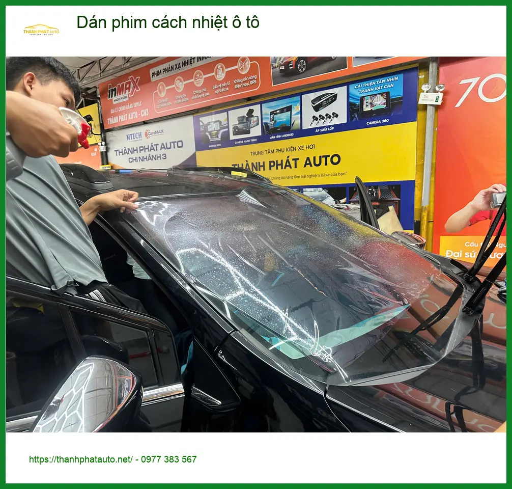 Anh Tấn dán phim cách nhiệt ô tô cho Honda HR-V tại Quận 12 để bảo vệ nội thất