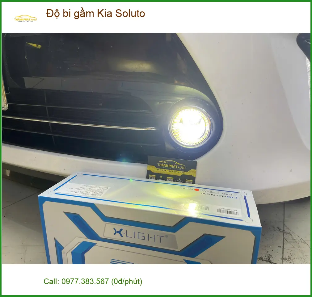Anh Quang độ bi gầm Kia Soluto tại Quận 9 để cải thiện tầm nhìn khi mưa lớn