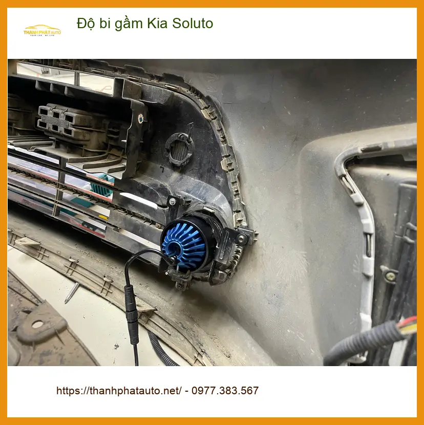 Anh Quang độ bi gầm Kia Soluto tại Quận 9 để cải thiện tầm nhìn khi mưa lớn ảnh thực tế 2