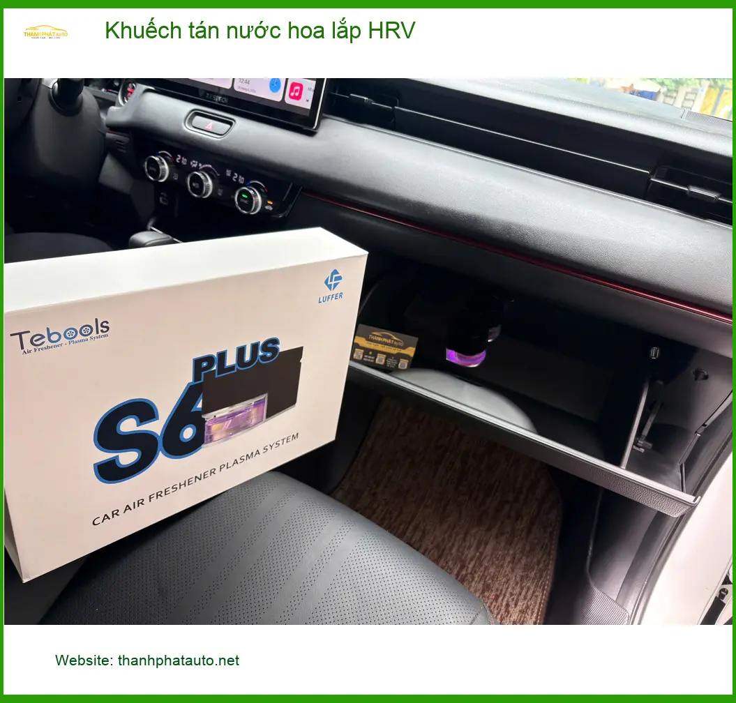 Chị Nguyệt Ánh lắp khuếch tán nước hoa HRV tại Thủ Đức để xe thơm mát