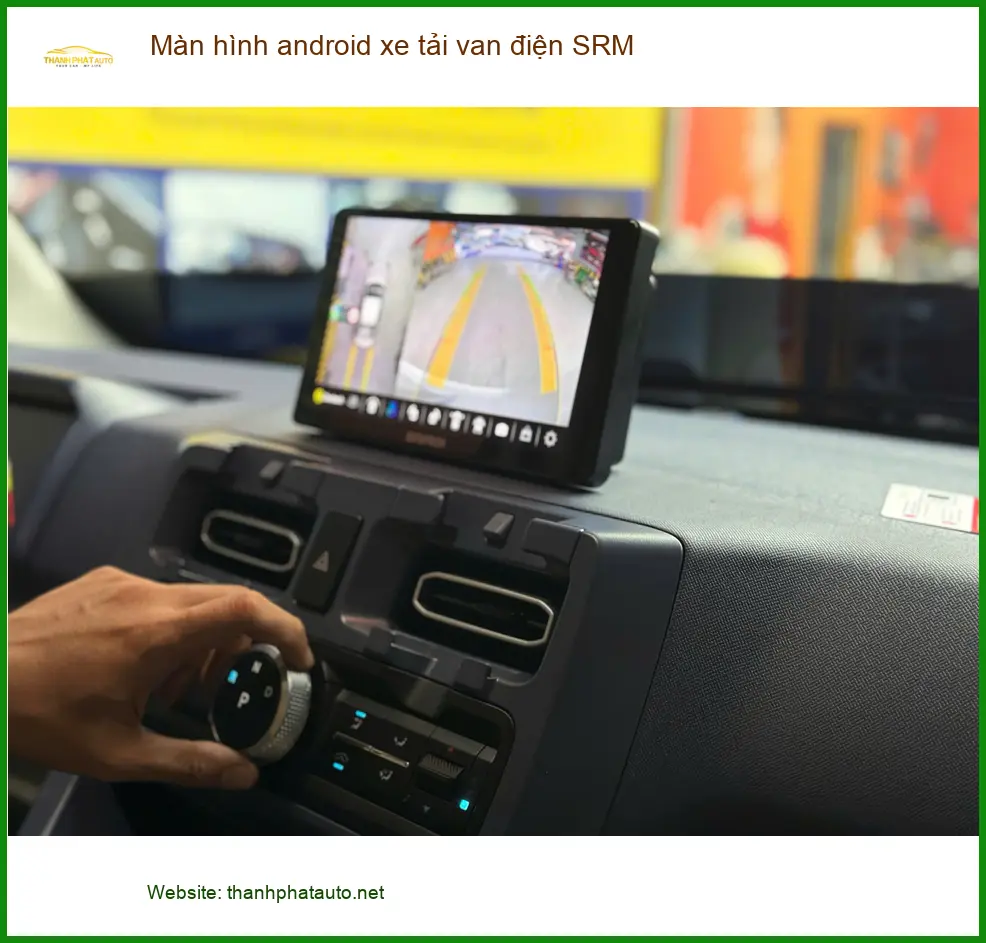 Chú Nam lắp màn hình Android xe tải van điện SRM tại Quận 12 để dễ dàng theo dõi hành trình