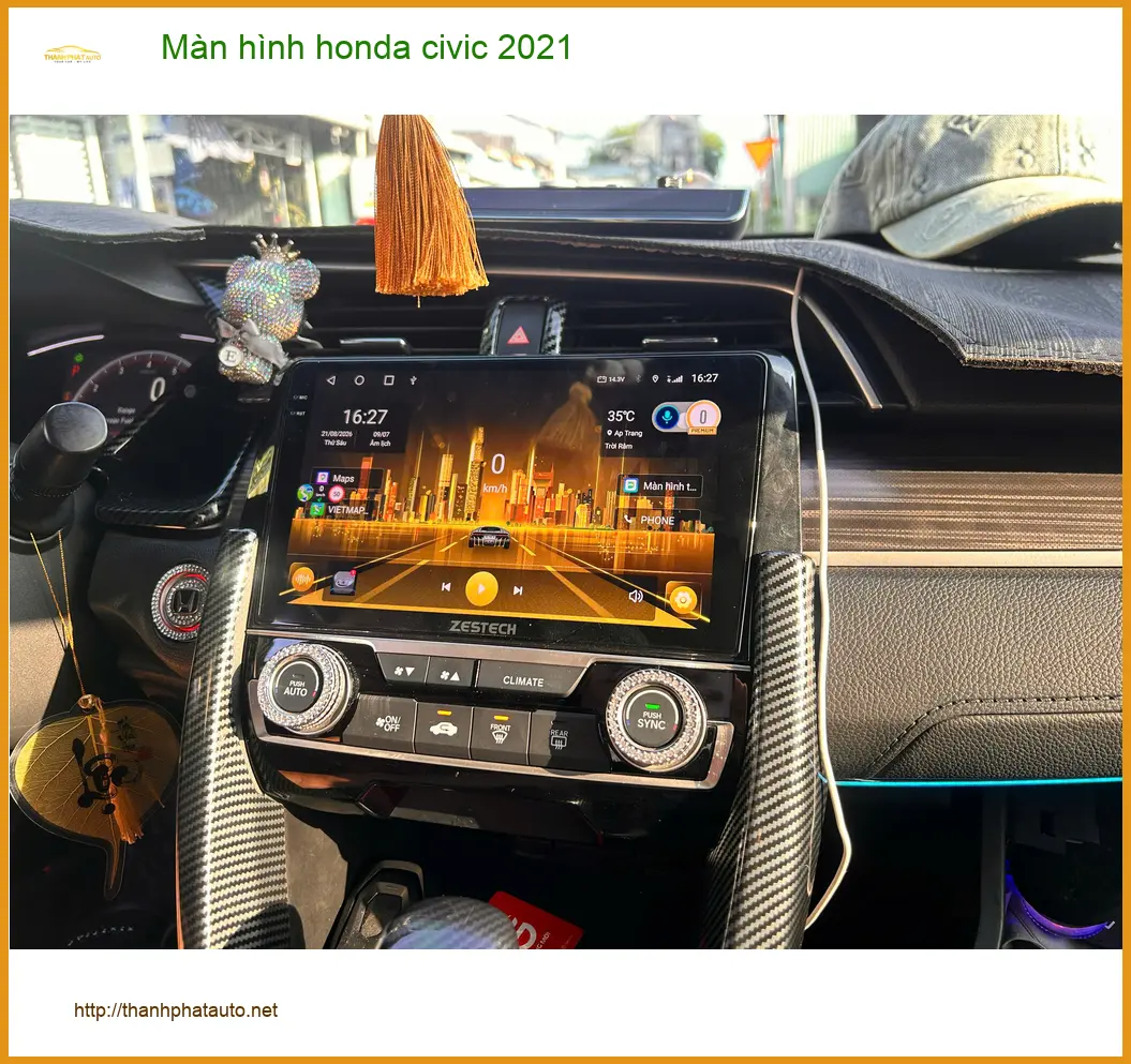 Chị Thảo lắp màn hình Honda Civic 2021 để trải nghiệm tính năng mới tại Quận 12