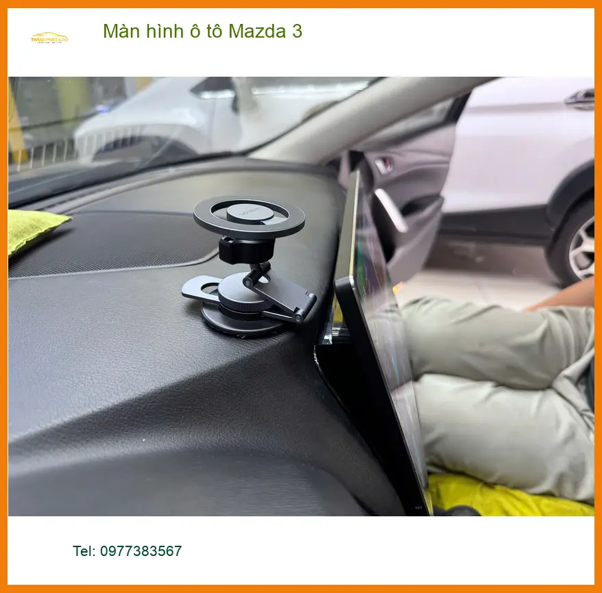 Anh Minh lắp màn hình ô tô Mazda 3 tại Quận 9 vì màn hình cũ đã hỏng