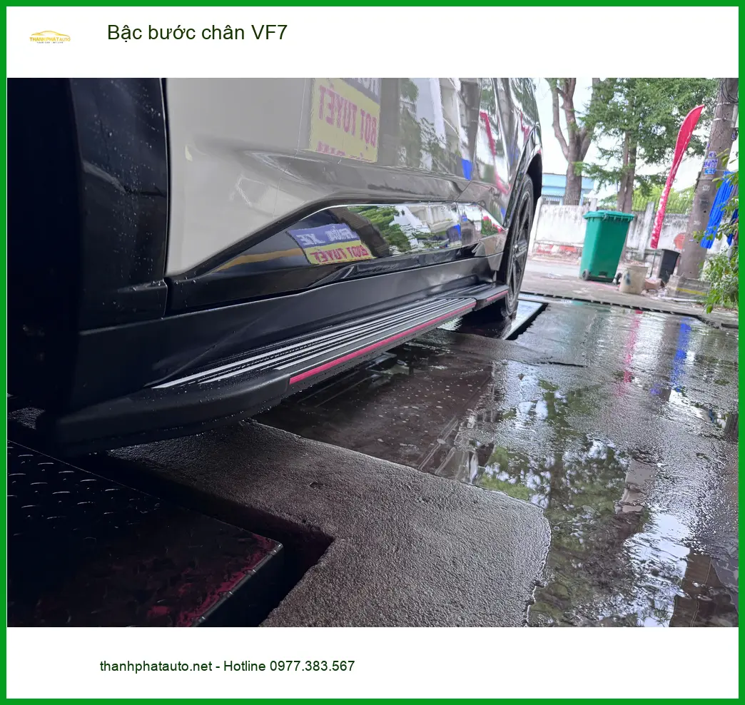 Anh Khải lắp bậc bước chân VF7 tại Quận 9 để gia đình lên xuống xe an toàn hơn