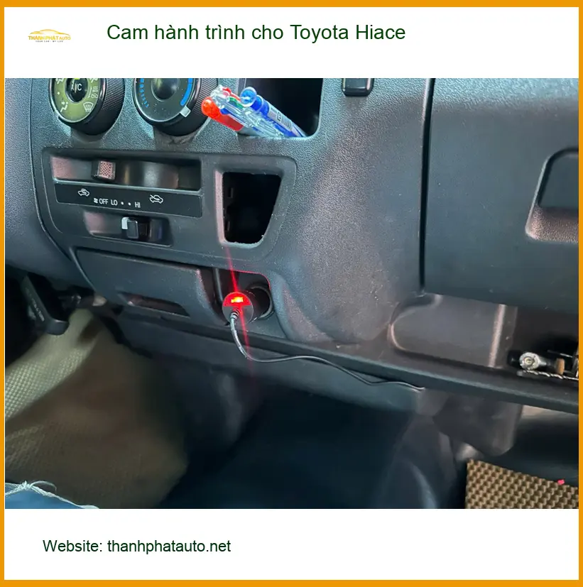 Anh Tấn lắp cam hành trình Toyota Hiace Quận 12 ghi lại hành trình an toàn