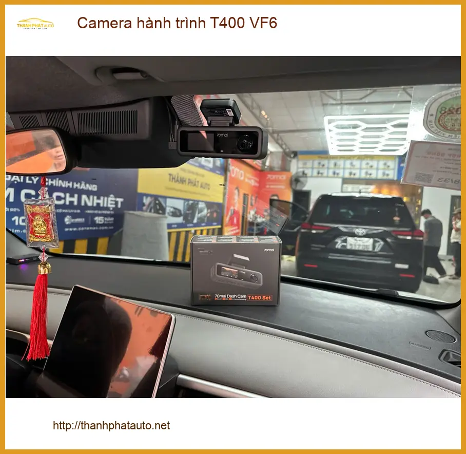 Chị Lan Anh lắp Camera hành trình T400 VF6 cho Toyota Raize tại Quận 12 đảm bảo an toàn di chuyển