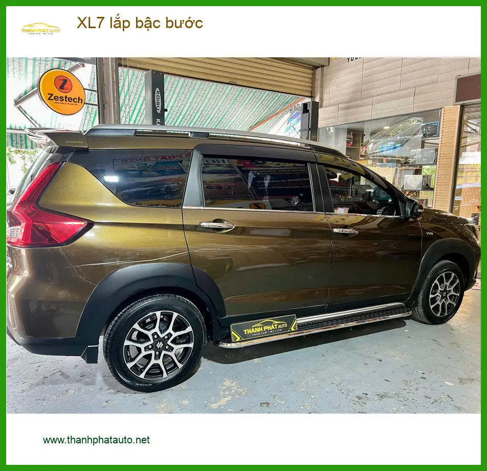 Anh Khải lắp bậc bước Suzuki XL7 tại Thủ Đức cho vợ con lên xuống dễ dàng