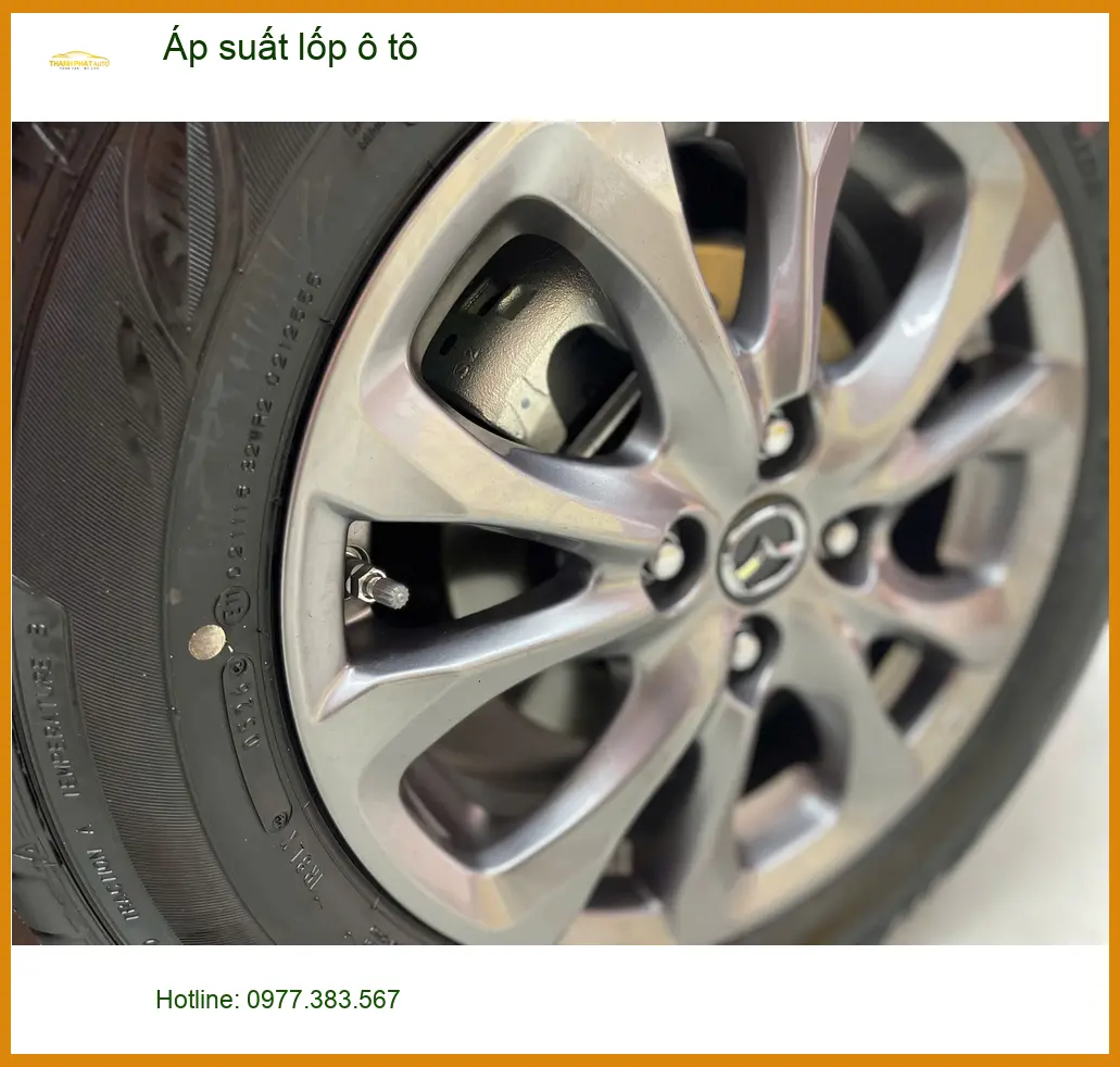 Anh Trọng gắn áp suất lốp ô tô cho Toyota Corolla Altis tại Quận 3
