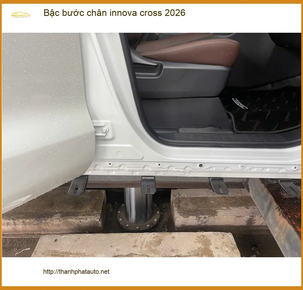 Anh Minh lắp bậc bước chân Innova Cross 2026 tại Gò Vấp cho xe mới