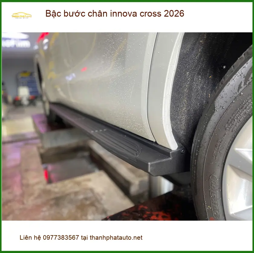 Anh Minh lắp bậc bước chân Innova Cross 2026 tại Gò Vấp cho xe mới ảnh thực tế 2