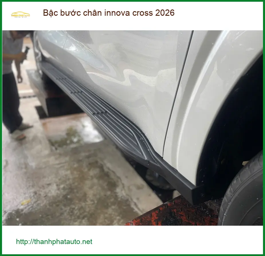 Anh Minh lắp bậc bước chân Innova Cross 2026 tại Gò Vấp cho xe mới ảnh thực tế 3