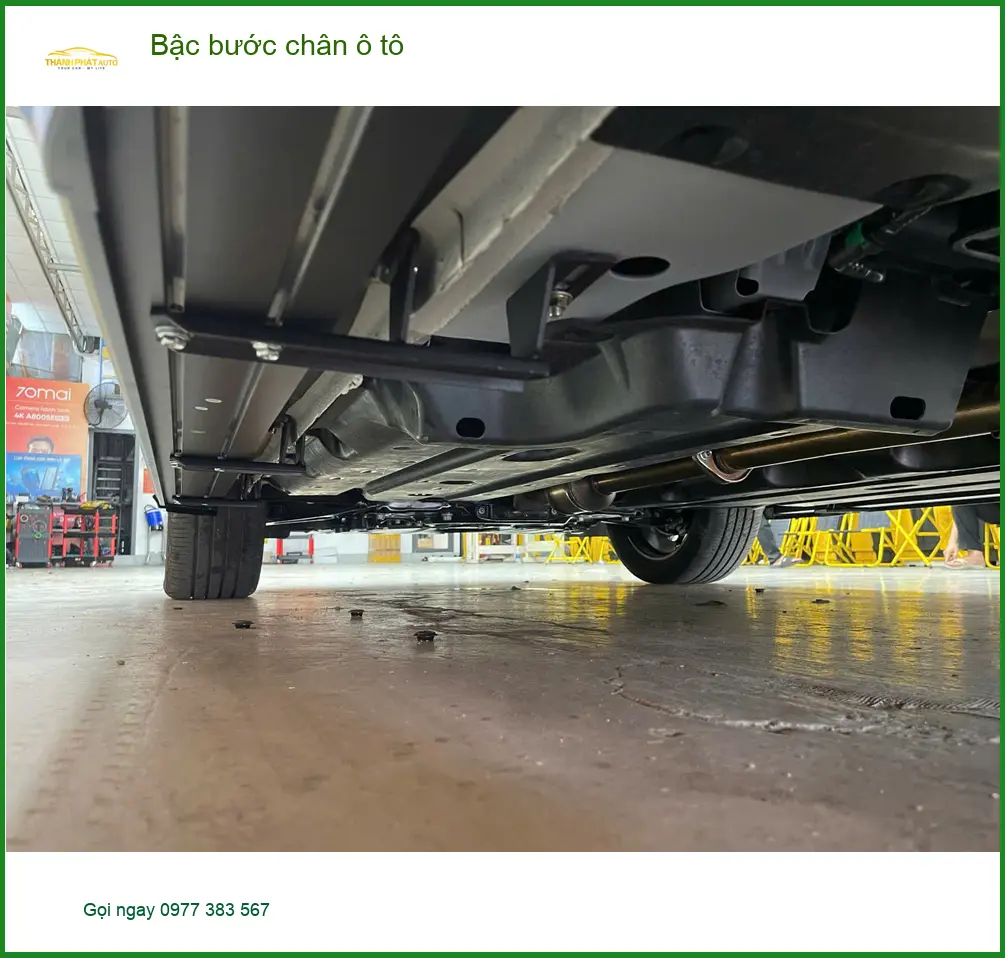 Chú Lâm lắp bậc bước chân ô tô Kia Carnival ở Quận Tân Phú cho gia đình