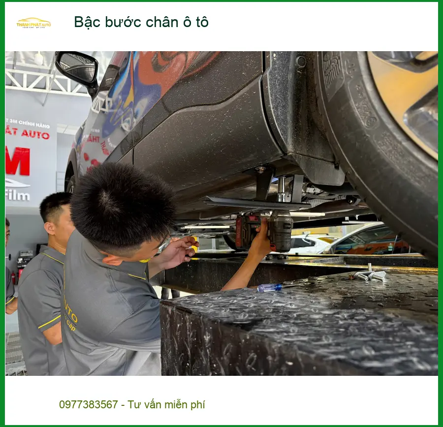 Anh Dũng lắp bậc bước chân ô tô cho Kia Carnival tại Quận Gò Vấp để gia đình dễ lên xuống