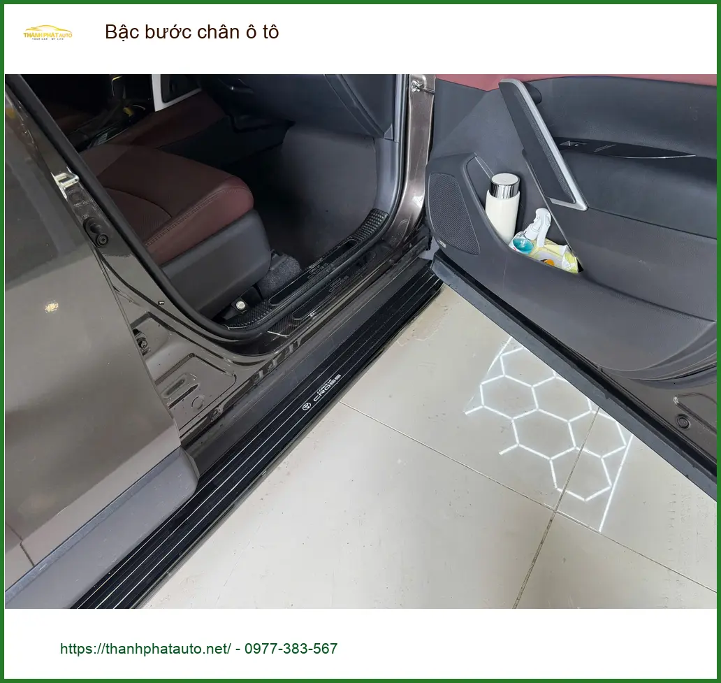 Anh Dũng lắp bậc bước chân ô tô cho Kia Carnival tại Quận Gò Vấp để gia đình dễ lên xuống ảnh thực tế 4