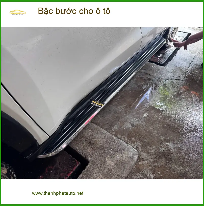 Anh Văn Lộc lắp bậc bước cho ô tô Hyundai Creta tại Quận 3 để tiện lên xuống xe