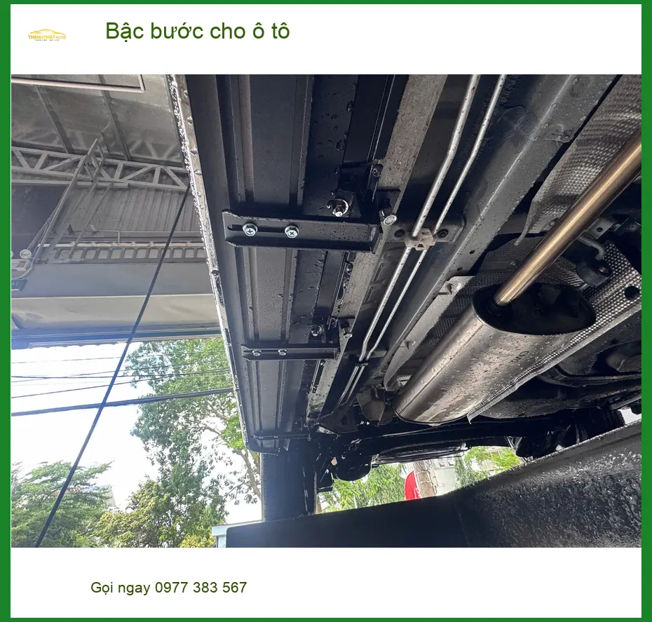 Anh Tấn lắp bậc bước cho Hyundai Santa Fe tại Quận 6 để lên xuống xe tiện hơn