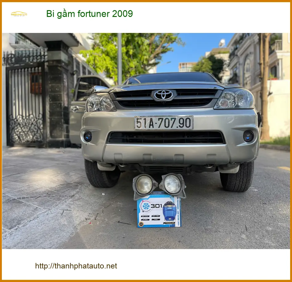Anh Thắng lắp bi gầm cho Fortuner 2009 để cải thiện tầm nhìn khi trời tối tại Quận 2