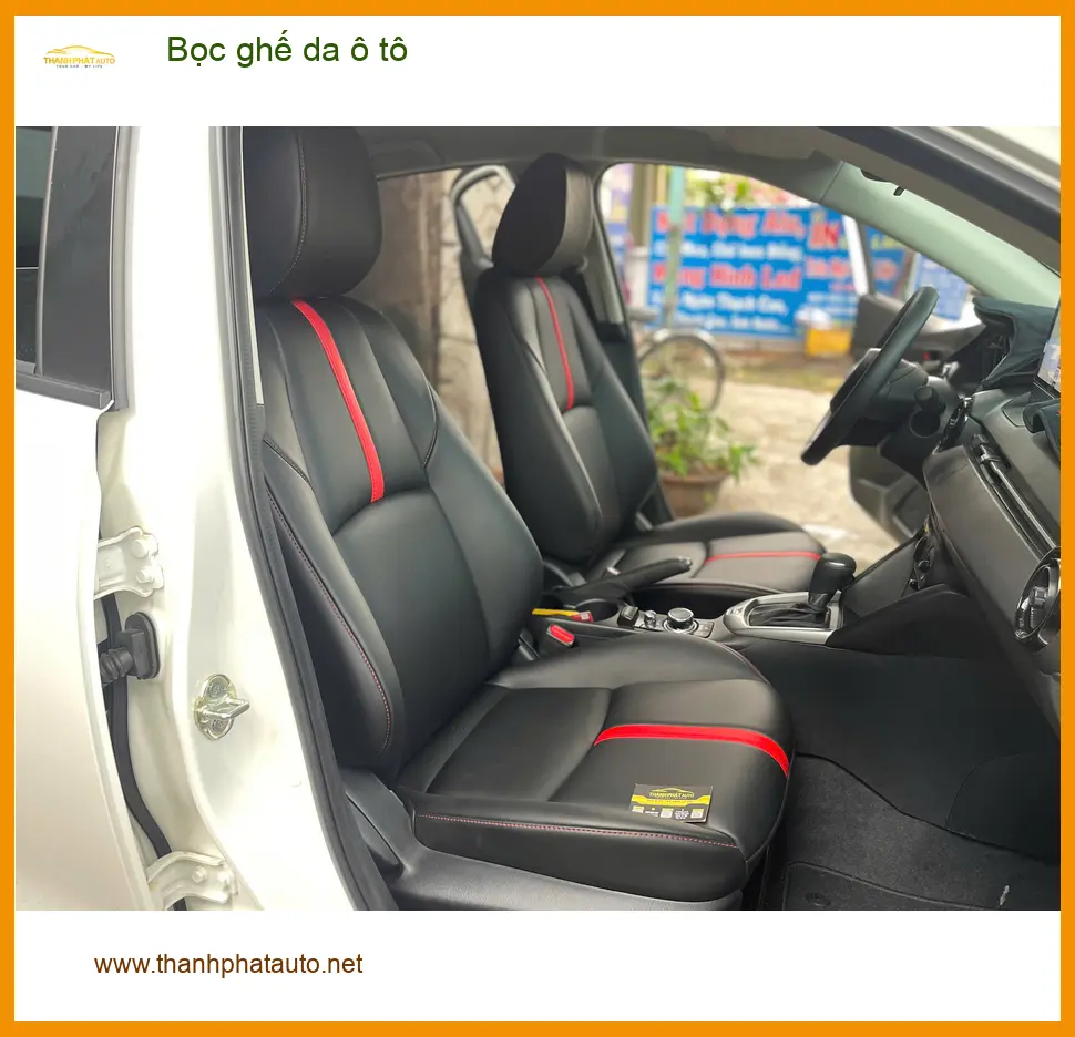 Chú Cường bọc ghế da Mazda 3 tại Quận 11 để xe dễ vệ sinh, thẩm mỹ hơn