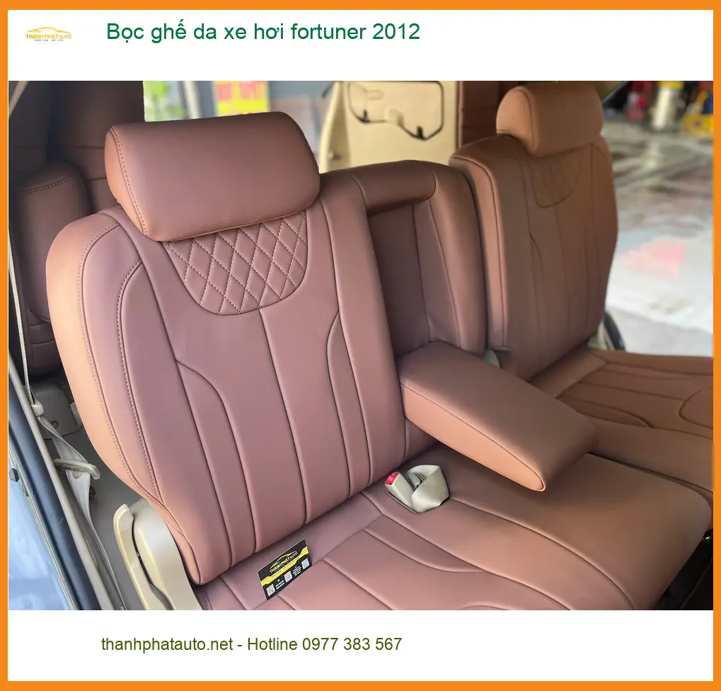 Anh Tấn bọc ghế da xe Fortuner 2012 tại Cần Giờ để đổi mới nội thất
