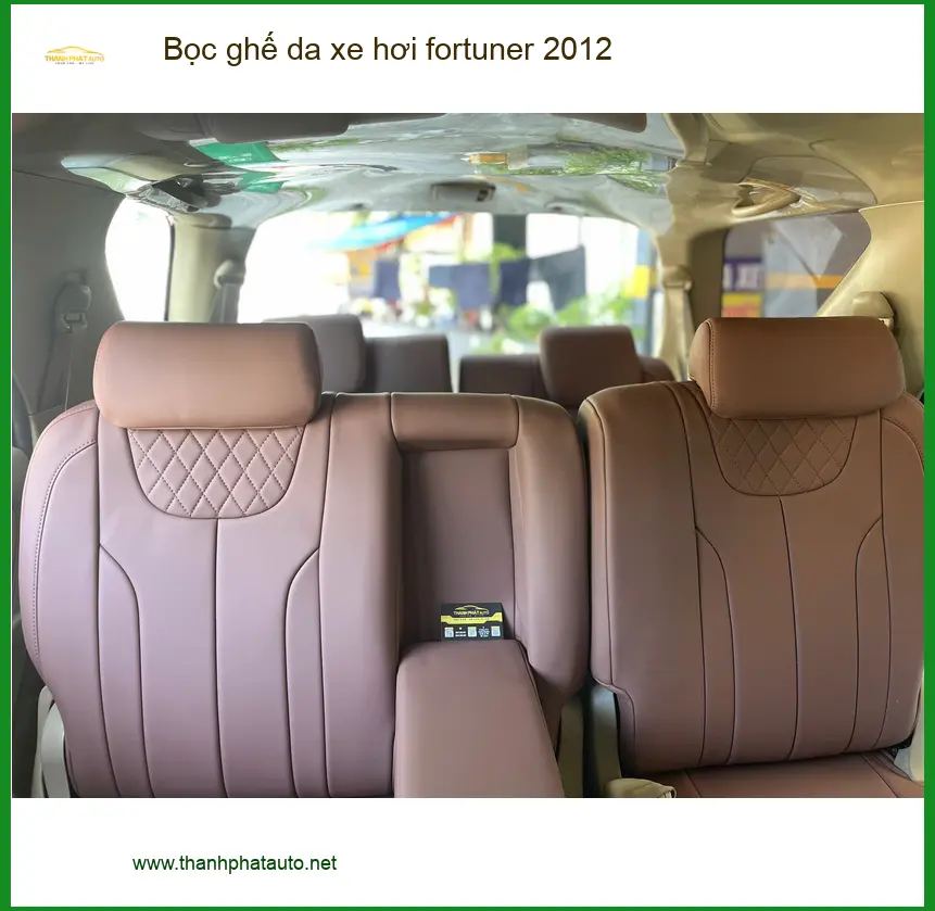 Bác Tùng bọc ghế da xe hơi Fortuner 2012 tại Quận 6 để làm mới nội thất