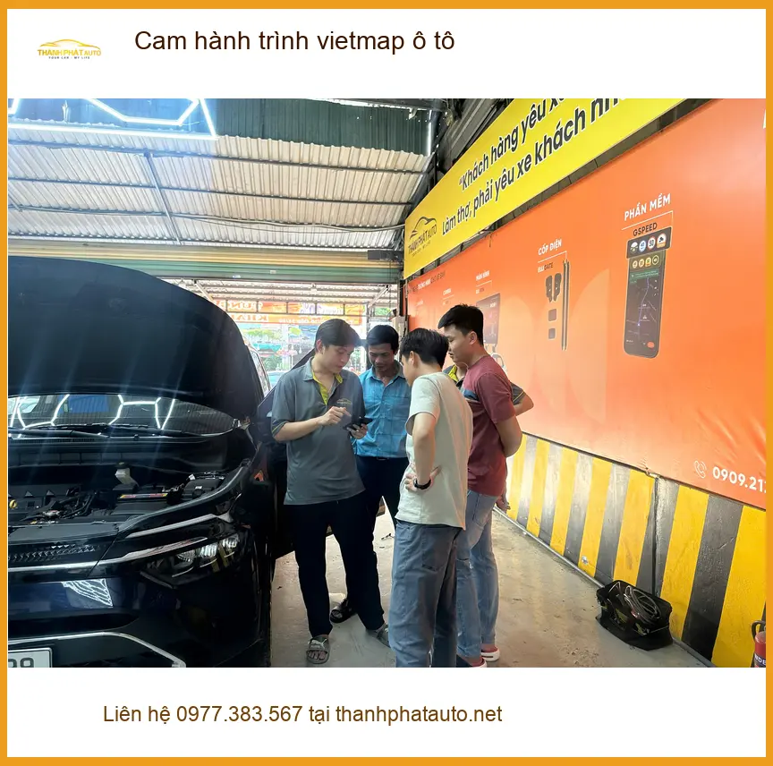 Anh Đức lắp cam hành trình Vietmap cho Kia K3 tại Quận 5 để giám sát hành trình