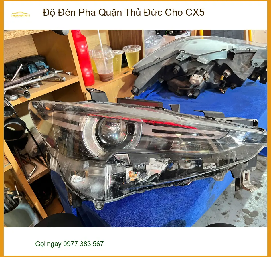 Chú Tùng độ đèn pha cho Mazda CX5 tại Quận Thủ Đức vì đèn zin kém sáng khi trời mưa