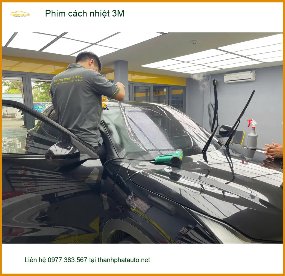 Chị Mai Anh dán phim cách nhiệt 3M cho Hyundai Creta tại Bình Chánh tránh nắng nóng gay gắt