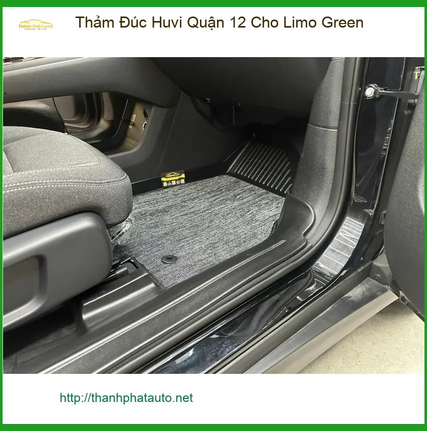 Chú Thanh lắp Thảm Đúc Huvi cho Limo Green tại Quận 12 để giữ xe luôn sạch sẽ