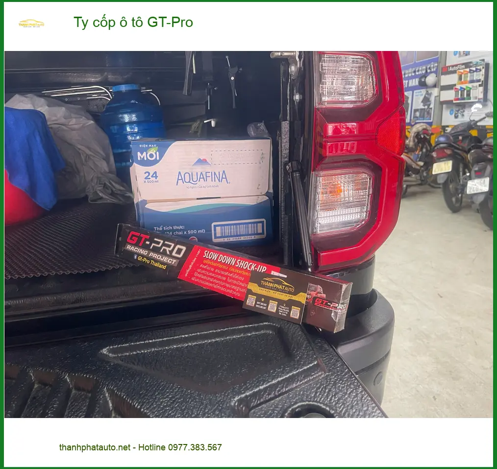 Chị Thảo gắn ty cốp ô tô GT-Pro cho Ford Everest Gò Vấp mở cốp tiện. ảnh thực tế 2