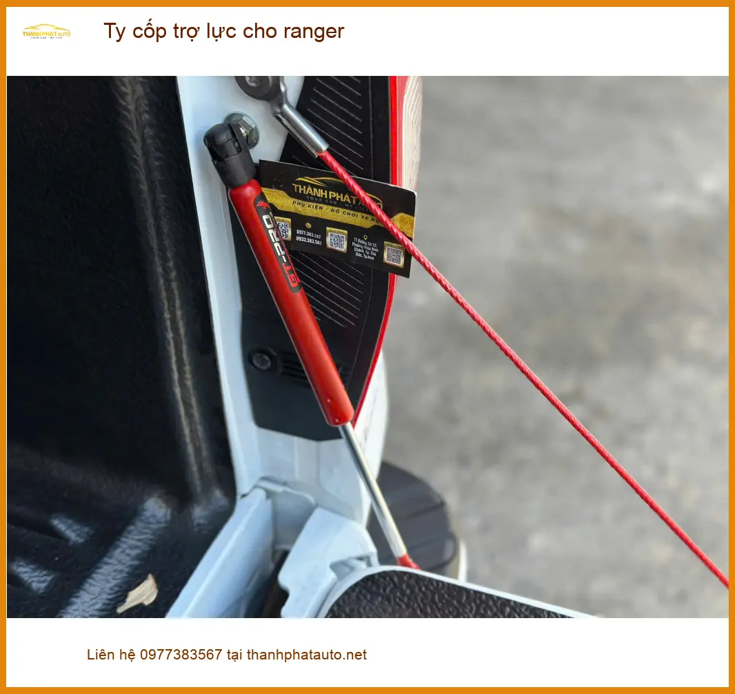 Anh Minh Khôi lắp Ty cốp trợ lực cho Ford Ranger Raptor tại Quận 1